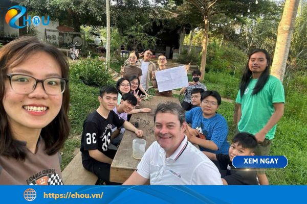 Những người trẻ mở lối học nói tiếng Anh cho cộng đồng