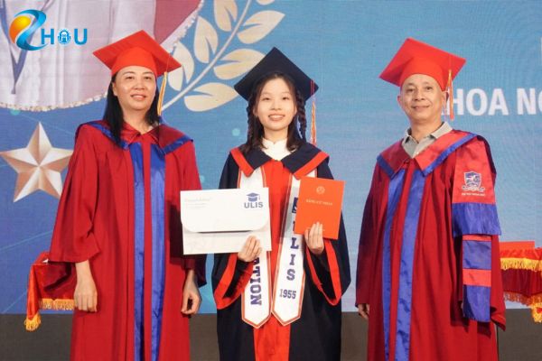 khoanh khac tan cu nhan nganh ngon ngu anh tro thanh thu khoa tai truong dai hoc top dau ve ngon ngu